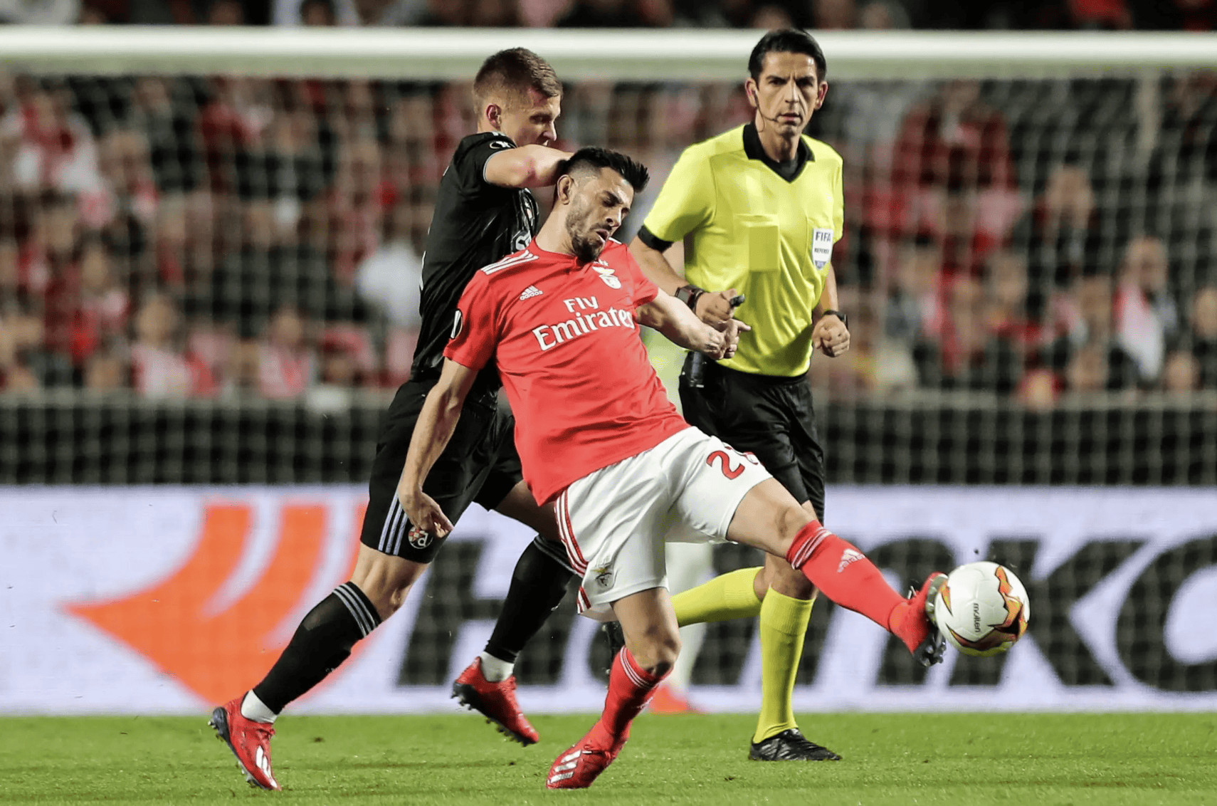 亚博体育直播这也行？国际比赛日密尔沃基雄鹿调整名单以备葡超赛前里尔单刀错失，关键时刻西汉姆调整名单以备葡超的简单介绍